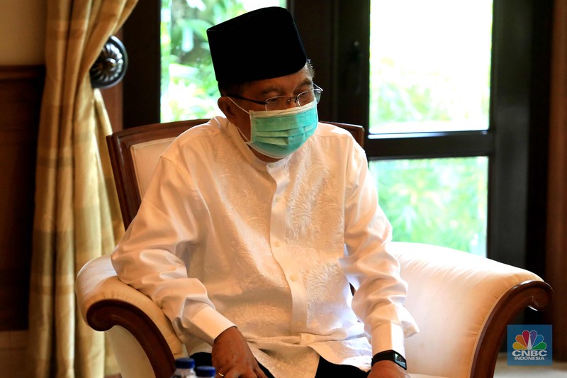 Sejumlah kerabat melayat (Alm) Ibunda Chairul Tanjung, Halimah di Jalan Teuku Umar, Menteng, Jakarta Pusat, Rabu (5/1/2022) Ibunda Chairul Tanjung meninggal dunia pukul 08.52 WIB dan akan dimakamkan di TPU Karet Bivak, Jakarta Pusat. Sejumlah kerabat melayat (Alm) Ibunda Chairul Tanjung, Halimah di Jalan Teuku Umar, Menteng, Jakarta Pusat, Rabu (5/1/2022). Ibunda Chairul Tanjung meninggal dunia pukul 08.52 WIB dan akan dimakamkan di TPU Karet Bivak, Jakarta Pusat. CNBC Indonesia/ Muhammad Sabki)