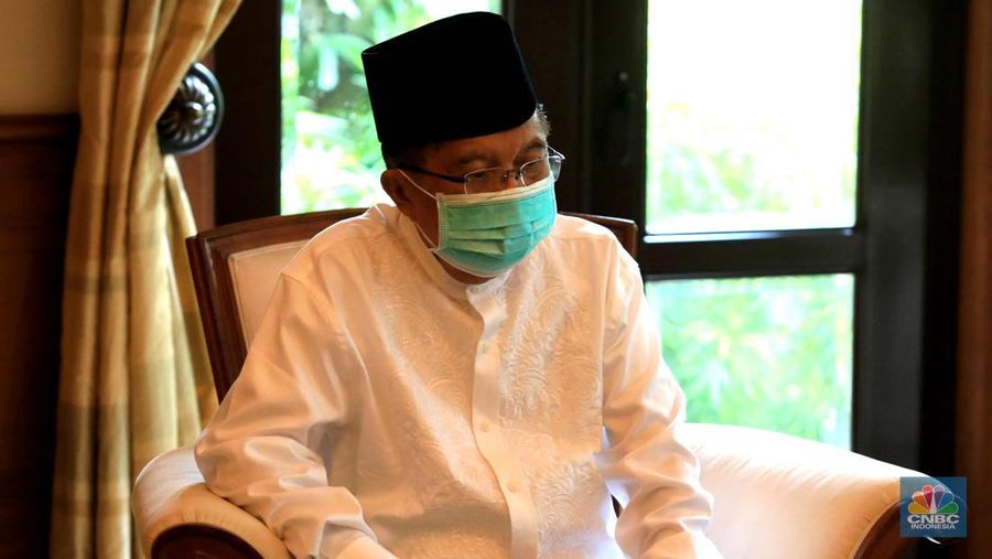 Sejumlah kerabat melayat (Alm) Ibunda Chairul Tanjung, Halimah di Jalan Teuku Umar, Menteng, Jakarta Pusat, Rabu (5/1/2022). Ibunda Chairul Tanjung meninggal dunia pukul 08.52 WIB dan akan dimakamkan di TPU Karet Bivak, Jakarta Pusat. CNBC Indonesia/ Muhammad Sabki)