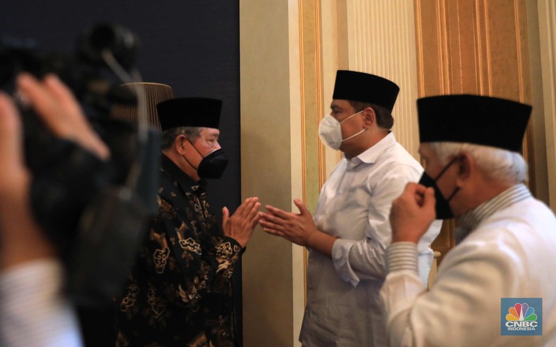 Sejumlah kerabat melayat (Alm) Ibunda Chairul Tanjung, Halimah di Jalan Teuku Umar, Menteng, Jakarta Pusat, Rabu (5/1/2022). Ibunda Chairul Tanjung meninggal dunia pukul 08.52 WIB dan akan dimakamkan di TPU Karet Bivak, Jakarta Pusat. CNBC Indonesia/ Muhammad Sabki)