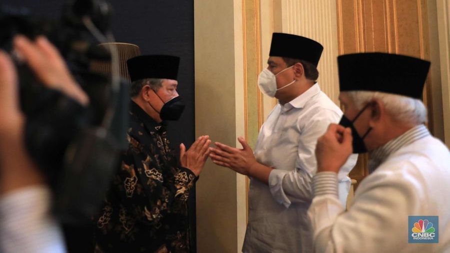 Sejumlah kerabat melayat (Alm) Ibunda Chairul Tanjung, Halimah di Jalan Teuku Umar, Menteng, Jakarta Pusat, Rabu (5/1/2022). Ibunda Chairul Tanjung meninggal dunia pukul 08.52 WIB dan akan dimakamkan di TPU Karet Bivak, Jakarta Pusat. CNBC Indonesia/ Muhammad Sabki)