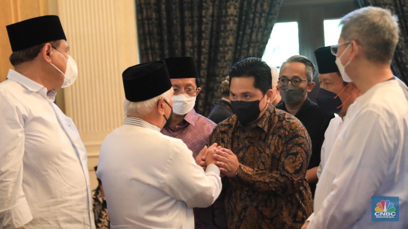 Sejumlah kerabat melayat (Alm) Ibunda Chairul Tanjung, Halimah di Jalan Teuku Umar, Menteng, Jakarta Pusat, Rabu (5/1/2022) Ibunda Chairul Tanjung meninggal dunia pukul 08.52 WIB dan akan dimakamkan di TPU Karet Bivak, Jakarta Pusat. Sejumlah kerabat melayat (Alm) Ibunda Chairul Tanjung, Halimah di Jalan Teuku Umar, Menteng, Jakarta Pusat, Rabu (5/1/2022). Ibunda Chairul Tanjung meninggal dunia pukul 08.52 WIB dan akan dimakamkan di TPU Karet Bivak, Jakarta Pusat. CNBC Indonesia/ Muhammad Sabki)