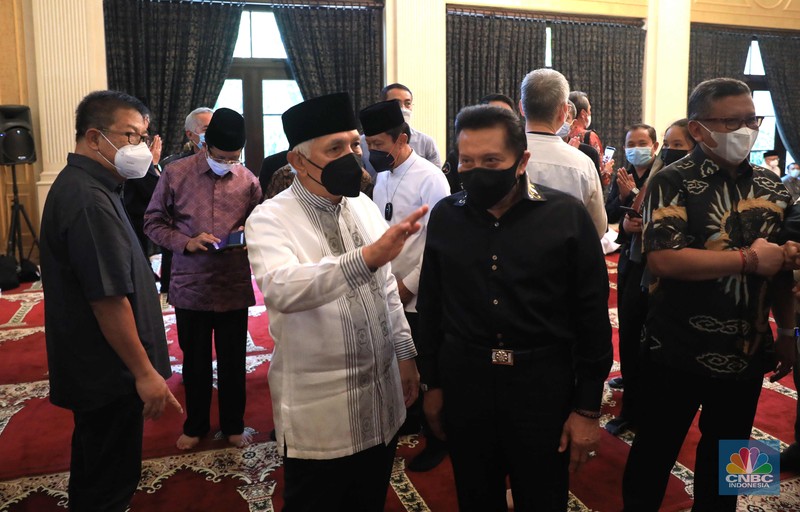 Sejumlah kerabat melayat (Alm) Ibunda Chairul Tanjung, Halimah di Jalan Teuku Umar, Menteng, Jakarta Pusat, Rabu (5/1/2022). Ibunda Chairul Tanjung meninggal dunia pukul 08.52 WIB dan akan dimakamkan di TPU Karet Bivak, Jakarta Pusat. CNBC Indonesia/ Muhammad Sabki)