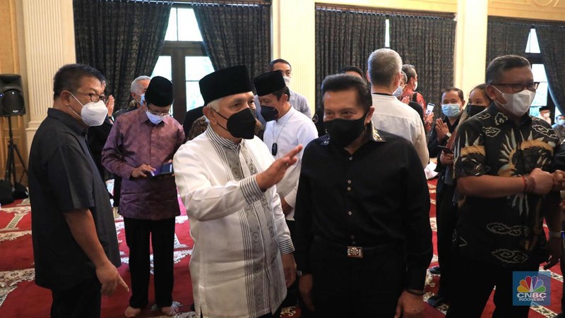 Sejumlah kerabat melayat (Alm) Ibunda Chairul Tanjung, Halimah di Jalan Teuku Umar, Menteng, Jakarta Pusat, Rabu (5/1/2022). Ibunda Chairul Tanjung meninggal dunia pukul 08.52 WIB dan akan dimakamkan di TPU Karet Bivak, Jakarta Pusat. CNBC Indonesia/ Muhammad Sabki)