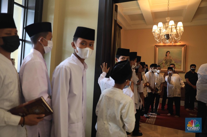 Sejumlah kerabat melayat (Alm) Ibunda Chairul Tanjung, Halimah di Jalan Teuku Umar, Menteng, Jakarta Pusat, Rabu (5/1/2022) Ibunda Chairul Tanjung meninggal dunia pukul 08.52 WIB dan akan dimakamkan di TPU Karet Bivak, Jakarta Pusat. Sejumlah kerabat melayat (Alm) Ibunda Chairul Tanjung, Halimah di Jalan Teuku Umar, Menteng, Jakarta Pusat, Rabu (5/1/2022). Ibunda Chairul Tanjung meninggal dunia pukul 08.52 WIB dan akan dimakamkan di TPU Karet Bivak, Jakarta Pusat. CNBC Indonesia/ Muhammad Sabki)