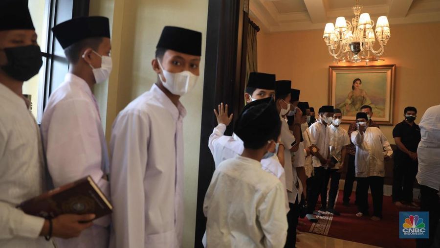 Sejumlah kerabat melayat (Alm) Ibunda Chairul Tanjung, Halimah di Jalan Teuku Umar, Menteng, Jakarta Pusat, Rabu (5/1/2022). Ibunda Chairul Tanjung meninggal dunia pukul 08.52 WIB dan akan dimakamkan di TPU Karet Bivak, Jakarta Pusat. CNBC Indonesia/ Muhammad Sabki)