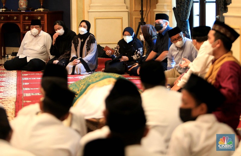 Sejumlah kerabat melayat (Alm) Ibunda Chairul Tanjung, Halimah di Jalan Teuku Umar, Menteng, Jakarta Pusat, Rabu (5/1/2022) Ibunda Chairul Tanjung meninggal dunia pukul 08.52 WIB dan akan dimakamkan di TPU Karet Bivak, Jakarta Pusat. Sejumlah kerabat melayat (Alm) Ibunda Chairul Tanjung, Halimah di Jalan Teuku Umar, Menteng, Jakarta Pusat, Rabu (5/1/2022). Ibunda Chairul Tanjung meninggal dunia pukul 08.52 WIB dan akan dimakamkan di TPU Karet Bivak, Jakarta Pusat. CNBC Indonesia/ Muhammad Sabki)