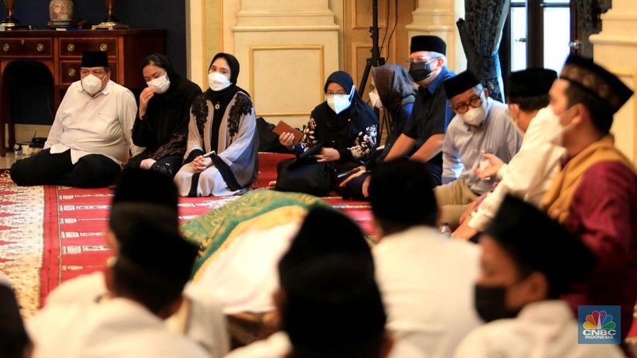 Sejumlah kerabat melayat (Alm) Ibunda Chairul Tanjung, Halimah di Jalan Teuku Umar, Menteng, Jakarta Pusat, Rabu (5/1/2022). Ibunda Chairul Tanjung meninggal dunia pukul 08.52 WIB dan akan dimakamkan di TPU Karet Bivak, Jakarta Pusat. CNBC Indonesia/ Muhammad Sabki)