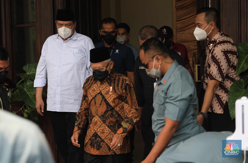 Sejumlah kerabat melayat (Alm) Ibunda Chairul Tanjung, Halimah di Jalan Teuku Umar, Menteng, Jakarta Pusat, Rabu (5/1/2022) Ibunda Chairul Tanjung meninggal dunia pukul 08.52 WIB dan akan dimakamkan di TPU Karet Bivak, Jakarta Pusat. Sejumlah kerabat melayat (Alm) Ibunda Chairul Tanjung, Halimah di Jalan Teuku Umar, Menteng, Jakarta Pusat, Rabu (5/1/2022). Ibunda Chairul Tanjung meninggal dunia pukul 08.52 WIB dan akan dimakamkan di TPU Karet Bivak, Jakarta Pusat. CNBC Indonesia/ Muhammad Sabki)