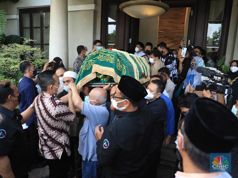 Sejumlah kerabat melayat (Alm) Ibunda Chairul Tanjung, Halimah di Jalan Teuku Umar, Menteng, Jakarta Pusat, Rabu (5/1/2022) Ibunda Chairul Tanjung meninggal dunia pukul 08.52 WIB dan akan dimakamkan di TPU Karet Bivak, Jakarta Pusat. Sejumlah kerabat melayat (Alm) Ibunda Chairul Tanjung, Halimah di Jalan Teuku Umar, Menteng, Jakarta Pusat, Rabu (5/1/2022). Ibunda Chairul Tanjung meninggal dunia pukul 08.52 WIB dan akan dimakamkan di TPU Karet Bivak, Jakarta Pusat. CNBC Indonesia/ Muhammad Sabki)