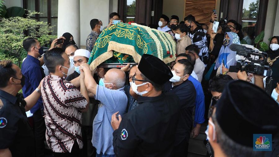 Sejumlah kerabat melayat (Alm) Ibunda Chairul Tanjung, Halimah di Jalan Teuku Umar, Menteng, Jakarta Pusat, Rabu (5/1/2022). Ibunda Chairul Tanjung meninggal dunia pukul 08.52 WIB dan akan dimakamkan di TPU Karet Bivak, Jakarta Pusat. CNBC Indonesia/ Muhammad Sabki)