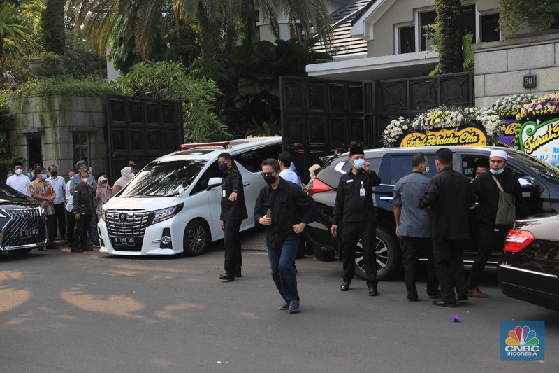 Sejumlah kerabat melayat (Alm) Ibunda Chairul Tanjung, Halimah di Jalan Teuku Umar, Menteng, Jakarta Pusat, Rabu (5/1/2022) Ibunda Chairul Tanjung meninggal dunia pukul 08.52 WIB dan akan dimakamkan di TPU Karet Bivak, Jakarta Pusat. Sejumlah kerabat melayat (Alm) Ibunda Chairul Tanjung, Halimah di Jalan Teuku Umar, Menteng, Jakarta Pusat, Rabu (5/1/2022). Ibunda Chairul Tanjung meninggal dunia pukul 08.52 WIB dan akan dimakamkan di TPU Karet Bivak, Jakarta Pusat. CNBC Indonesia/ Muhammad Sabki)