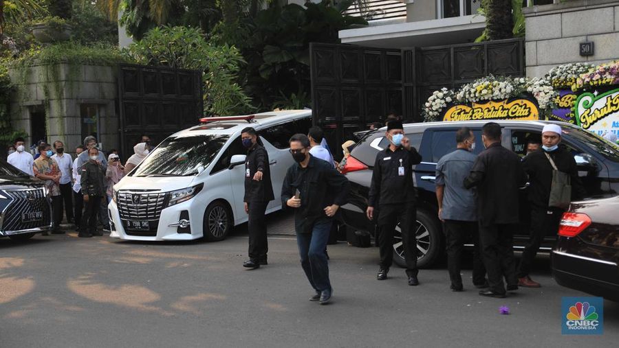 Sejumlah kerabat melayat (Alm) Ibunda Chairul Tanjung, Halimah di Jalan Teuku Umar, Menteng, Jakarta Pusat, Rabu (5/1/2022). Ibunda Chairul Tanjung meninggal dunia pukul 08.52 WIB dan akan dimakamkan di TPU Karet Bivak, Jakarta Pusat. CNBC Indonesia/ Muhammad Sabki)