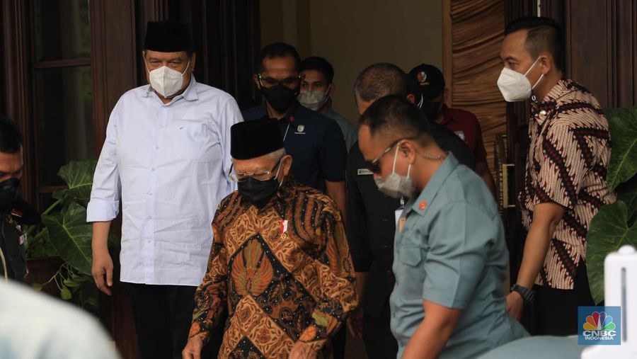 Sejumlah kerabat melayat (Alm) Ibunda Chairul Tanjung, Halimah di Jalan Teuku Umar, Menteng, Jakarta Pusat, Rabu (5/1/2022). Ibunda Chairul Tanjung meninggal dunia pukul 08.52 WIB dan akan dimakamkan di TPU Karet Bivak, Jakarta Pusat. CNBC Indonesia/ Muhammad Sabki)