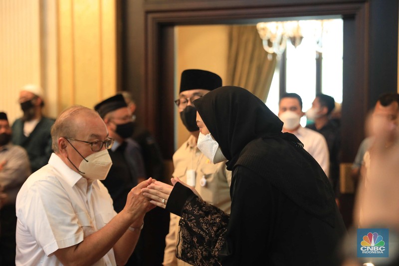 Sejumlah kerabat melayat (Alm) Ibunda Chairul Tanjung, Halimah di Jalan Teuku Umar, Menteng, Jakarta Pusat, Rabu (5/1/2022). Ibunda Chairul Tanjung meninggal dunia pukul 08.52 WIB dan akan dimakamkan di TPU Karet Bivak, Jakarta Pusat. CNBC Indonesia/ Muhammad Sabki)