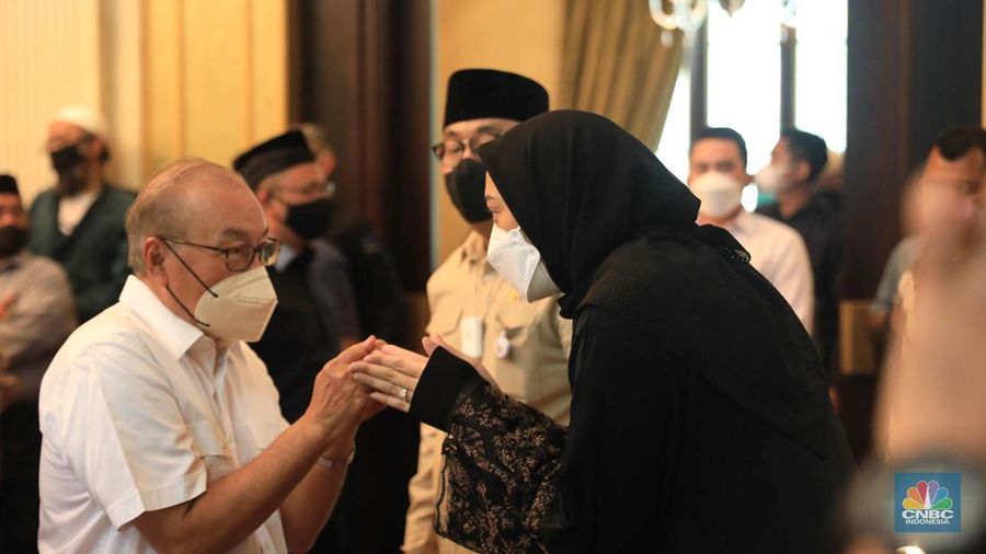Sejumlah kerabat melayat (Alm) Ibunda Chairul Tanjung, Halimah di Jalan Teuku Umar, Menteng, Jakarta Pusat, Rabu (5/1/2022). Ibunda Chairul Tanjung meninggal dunia pukul 08.52 WIB dan akan dimakamkan di TPU Karet Bivak, Jakarta Pusat. CNBC Indonesia/ Muhammad Sabki)