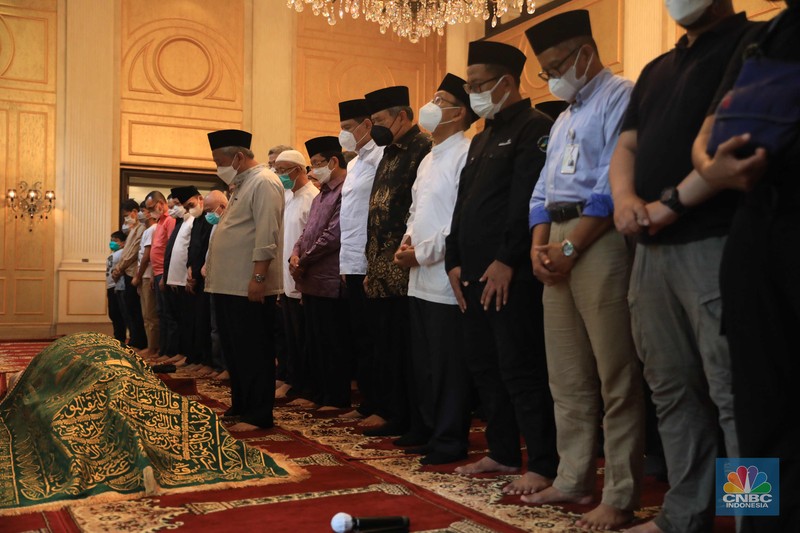 Sejumlah kerabat melayat (Alm) Ibunda Chairul Tanjung, Halimah di Jalan Teuku Umar, Menteng, Jakarta Pusat, Rabu (5/1/2022) Ibunda Chairul Tanjung meninggal dunia pukul 08.52 WIB dan akan dimakamkan di TPU Karet Bivak, Jakarta Pusat. Sejumlah kerabat melayat (Alm) Ibunda Chairul Tanjung, Halimah di Jalan Teuku Umar, Menteng, Jakarta Pusat, Rabu (5/1/2022). Ibunda Chairul Tanjung meninggal dunia pukul 08.52 WIB dan akan dimakamkan di TPU Karet Bivak, Jakarta Pusat. CNBC Indonesia/ Muhammad Sabki)