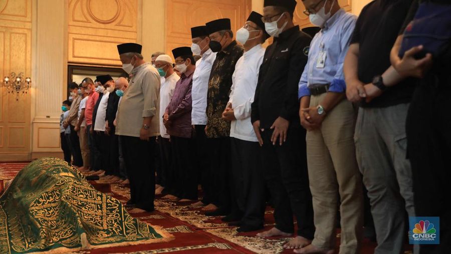 Sejumlah kerabat melayat (Alm) Ibunda Chairul Tanjung, Halimah di Jalan Teuku Umar, Menteng, Jakarta Pusat, Rabu (5/1/2022). Ibunda Chairul Tanjung meninggal dunia pukul 08.52 WIB dan akan dimakamkan di TPU Karet Bivak, Jakarta Pusat. CNBC Indonesia/ Muhammad Sabki)