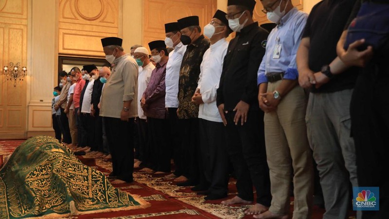 Sejumlah kerabat melayat (Alm) Ibunda Chairul Tanjung, Halimah di Jalan Teuku Umar, Menteng, Jakarta Pusat, Rabu (5/1/2022). Ibunda Chairul Tanjung meninggal dunia pukul 08.52 WIB dan akan dimakamkan di TPU Karet Bivak, Jakarta Pusat. CNBC Indonesia/ Muhammad Sabki)