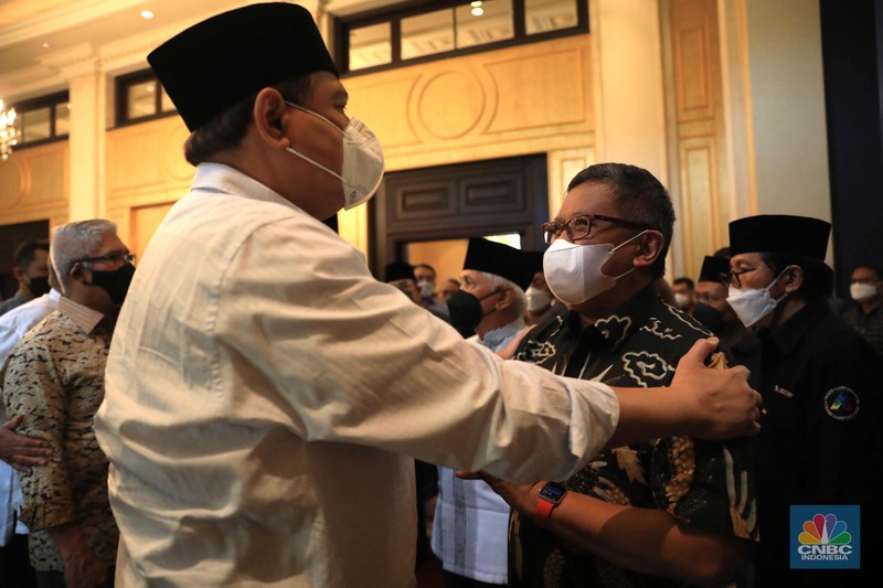 Sejumlah kerabat melayat (Alm) Ibunda Chairul Tanjung, Halimah di Jalan Teuku Umar, Menteng, Jakarta Pusat, Rabu (5/1/2022) Ibunda Chairul Tanjung meninggal dunia pukul 08.52 WIB dan akan dimakamkan di TPU Karet Bivak, Jakarta Pusat. Sejumlah kerabat melayat (Alm) Ibunda Chairul Tanjung, Halimah di Jalan Teuku Umar, Menteng, Jakarta Pusat, Rabu (5/1/2022). Ibunda Chairul Tanjung meninggal dunia pukul 08.52 WIB dan akan dimakamkan di TPU Karet Bivak, Jakarta Pusat. CNBC Indonesia/ Muhammad Sabki)