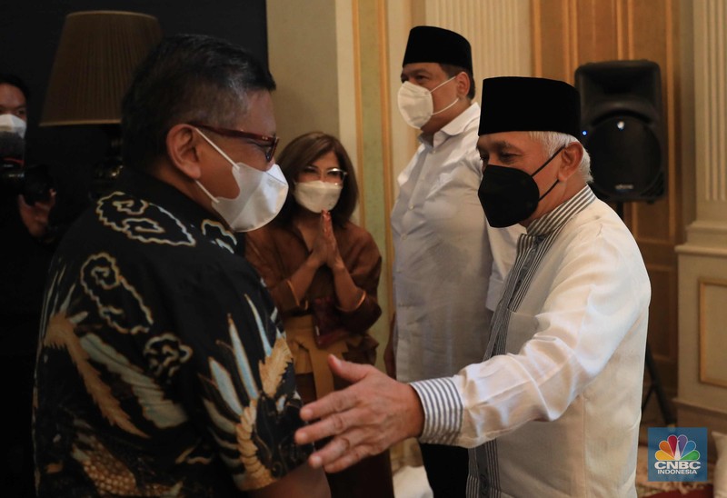 Sejumlah kerabat melayat (Alm) Ibunda Chairul Tanjung, Halimah di Jalan Teuku Umar, Menteng, Jakarta Pusat, Rabu (5/1/2022) Ibunda Chairul Tanjung meninggal dunia pukul 08.52 WIB dan akan dimakamkan di TPU Karet Bivak, Jakarta Pusat. Sejumlah kerabat melayat (Alm) Ibunda Chairul Tanjung, Halimah di Jalan Teuku Umar, Menteng, Jakarta Pusat, Rabu (5/1/2022). Ibunda Chairul Tanjung meninggal dunia pukul 08.52 WIB dan akan dimakamkan di TPU Karet Bivak, Jakarta Pusat. CNBC Indonesia/ Muhammad Sabki)