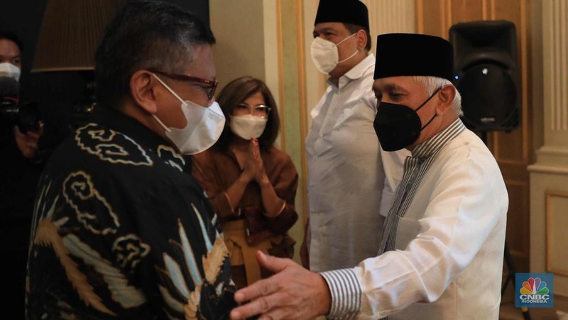 Sejumlah kerabat melayat (Alm) Ibunda Chairul Tanjung, Halimah di Jalan Teuku Umar, Menteng, Jakarta Pusat, Rabu (5/1/2022). Ibunda Chairul Tanjung meninggal dunia pukul 08.52 WIB dan akan dimakamkan di TPU Karet Bivak, Jakarta Pusat. CNBC Indonesia/ Muhammad Sabki)