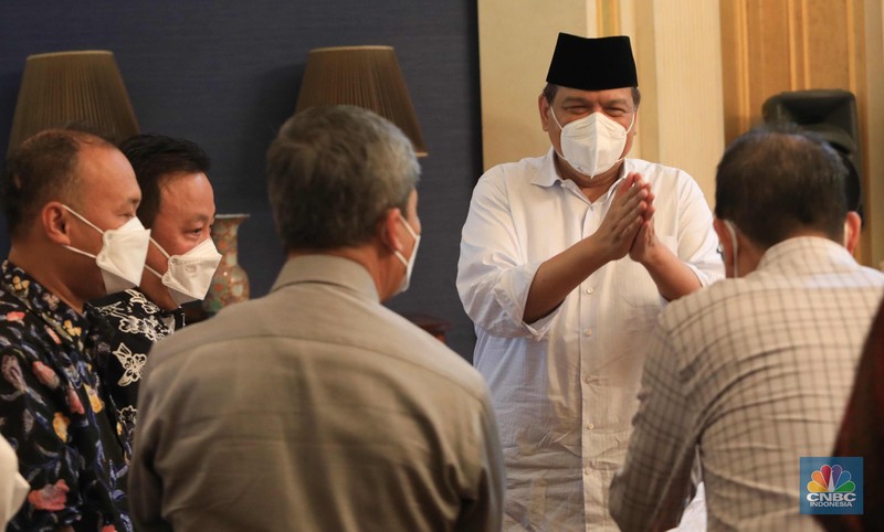 Sejumlah kerabat melayat (Alm) Ibunda Chairul Tanjung, Halimah di Jalan Teuku Umar, Menteng, Jakarta Pusat, Rabu (5/1/2022) Ibunda Chairul Tanjung meninggal dunia pukul 08.52 WIB dan akan dimakamkan di TPU Karet Bivak, Jakarta Pusat. Sejumlah kerabat melayat (Alm) Ibunda Chairul Tanjung, Halimah di Jalan Teuku Umar, Menteng, Jakarta Pusat, Rabu (5/1/2022). Ibunda Chairul Tanjung meninggal dunia pukul 08.52 WIB dan akan dimakamkan di TPU Karet Bivak, Jakarta Pusat. CNBC Indonesia/ Muhammad Sabki)