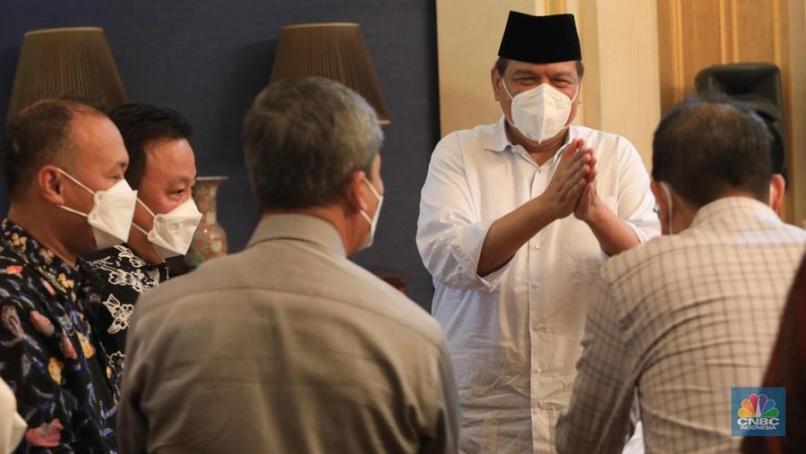 Sejumlah kerabat melayat (Alm) Ibunda Chairul Tanjung, Halimah di Jalan Teuku Umar, Menteng, Jakarta Pusat, Rabu (5/1/2022). Ibunda Chairul Tanjung meninggal dunia pukul 08.52 WIB dan akan dimakamkan di TPU Karet Bivak, Jakarta Pusat. CNBC Indonesia/ Muhammad Sabki)