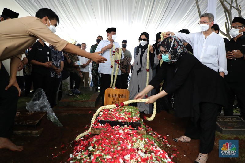 Sejumlah kerabat melayat (Alm) Ibunda Chairul Tanjung, Halimah di Jalan Teuku Umar, Menteng, Jakarta Pusat, Rabu (5/1/2022) Ibunda Chairul Tanjung meninggal dunia pukul 08.52 WIB dan akan dimakamkan di TPU Karet Bivak, Jakarta Pusat. Sejumlah kerabat melayat (Alm) Ibunda Chairul Tanjung, Halimah di Jalan Teuku Umar, Menteng, Jakarta Pusat, Rabu (5/1/2022). Ibunda Chairul Tanjung meninggal dunia pukul 08.52 WIB dan akan dimakamkan di TPU Karet Bivak, Jakarta Pusat. CNBC Indonesia/ Muhammad Sabki)