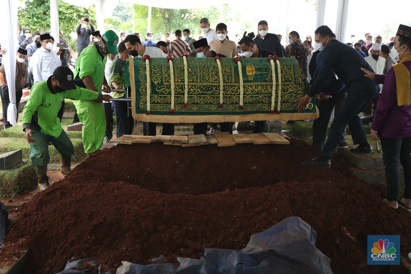 Sejumlah kerabat melayat (Alm) Ibunda Chairul Tanjung, Halimah di Jalan Teuku Umar, Menteng, Jakarta Pusat, Rabu (5/1/2022). Ibunda Chairul Tanjung meninggal dunia pukul 08.52 WIB dan akan dimakamkan di TPU Karet Bivak, Jakarta Pusat. CNBC Indonesia/ Muhammad Sabki)