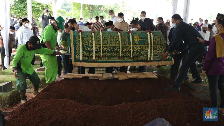 Sejumlah kerabat melayat (Alm) Ibunda Chairul Tanjung, Halimah di Jalan Teuku Umar, Menteng, Jakarta Pusat, Rabu (5/1/2022). Ibunda Chairul Tanjung meninggal dunia pukul 08.52 WIB dan akan dimakamkan di TPU Karet Bivak, Jakarta Pusat. CNBC Indonesia/ Muhammad Sabki)