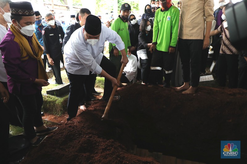 Sejumlah kerabat melayat (Alm) Ibunda Chairul Tanjung, Halimah di Jalan Teuku Umar, Menteng, Jakarta Pusat, Rabu (5/1/2022) Ibunda Chairul Tanjung meninggal dunia pukul 08.52 WIB dan akan dimakamkan di TPU Karet Bivak, Jakarta Pusat. Sejumlah kerabat melayat (Alm) Ibunda Chairul Tanjung, Halimah di Jalan Teuku Umar, Menteng, Jakarta Pusat, Rabu (5/1/2022). Ibunda Chairul Tanjung meninggal dunia pukul 08.52 WIB dan akan dimakamkan di TPU Karet Bivak, Jakarta Pusat. CNBC Indonesia/ Muhammad Sabki)