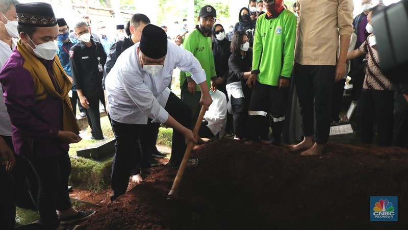 Sejumlah kerabat melayat (Alm) Ibunda Chairul Tanjung, Halimah di Jalan Teuku Umar, Menteng, Jakarta Pusat, Rabu (5/1/2022). Ibunda Chairul Tanjung meninggal dunia pukul 08.52 WIB dan akan dimakamkan di TPU Karet Bivak, Jakarta Pusat. CNBC Indonesia/ Muhammad Sabki)