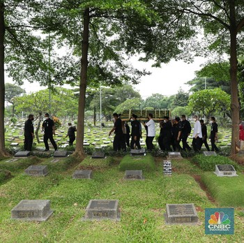 Suasana Pemakaman Ibunda Chairul Tanjung