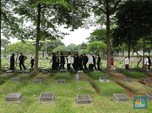 Suasana Pemakaman Ibunda Chairul Tanjung