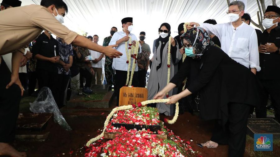 Sejumlah kerabat melayat (Alm) Ibunda Chairul Tanjung, Halimah di Jalan Teuku Umar, Menteng, Jakarta Pusat, Rabu (5/1/2022). Ibunda Chairul Tanjung meninggal dunia pukul 08.52 WIB dan akan dimakamkan di TPU Karet Bivak, Jakarta Pusat. CNBC Indonesia/ Muhammad Sabki)