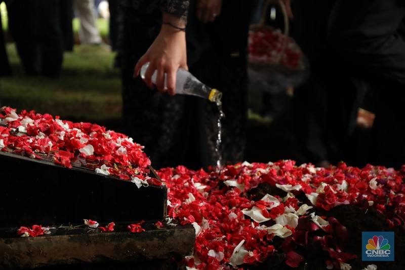 Sejumlah kerabat melayat (Alm) Ibunda Chairul Tanjung, Halimah di Jalan Teuku Umar, Menteng, Jakarta Pusat, Rabu (5/1/2022) Ibunda Chairul Tanjung meninggal dunia pukul 08.52 WIB dan akan dimakamkan di TPU Karet Bivak, Jakarta Pusat. Sejumlah kerabat melayat (Alm) Ibunda Chairul Tanjung, Halimah di Jalan Teuku Umar, Menteng, Jakarta Pusat, Rabu (5/1/2022). Ibunda Chairul Tanjung meninggal dunia pukul 08.52 WIB dan akan dimakamkan di TPU Karet Bivak, Jakarta Pusat. CNBC Indonesia/ Muhammad Sabki)