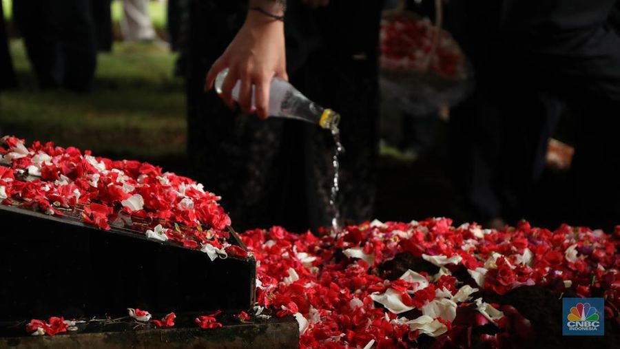 Sejumlah kerabat melayat (Alm) Ibunda Chairul Tanjung, Halimah di Jalan Teuku Umar, Menteng, Jakarta Pusat, Rabu (5/1/2022). Ibunda Chairul Tanjung meninggal dunia pukul 08.52 WIB dan akan dimakamkan di TPU Karet Bivak, Jakarta Pusat. CNBC Indonesia/ Muhammad Sabki)