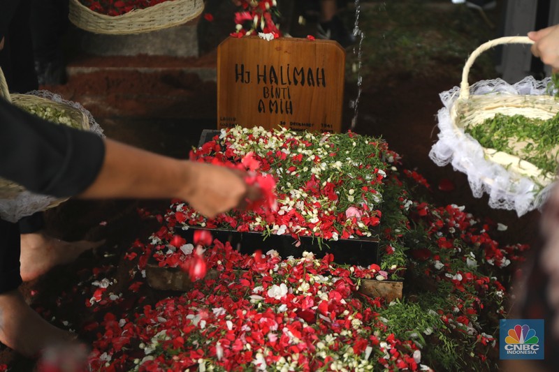 Sejumlah kerabat melayat (Alm) Ibunda Chairul Tanjung, Halimah di Jalan Teuku Umar, Menteng, Jakarta Pusat, Rabu (5/1/2022). Ibunda Chairul Tanjung meninggal dunia pukul 08.52 WIB dan akan dimakamkan di TPU Karet Bivak, Jakarta Pusat. CNBC Indonesia/ Muhammad Sabki)