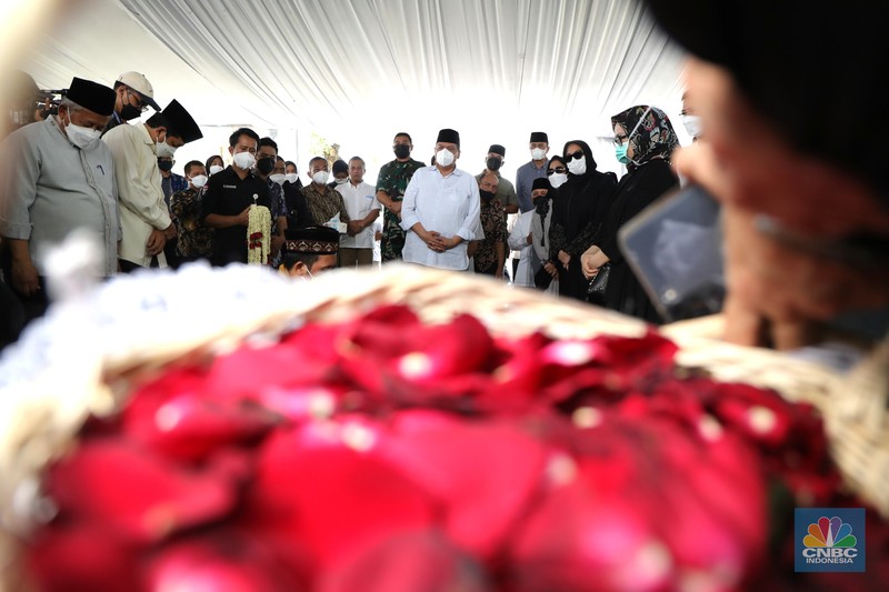 Sejumlah kerabat melayat (Alm) Ibunda Chairul Tanjung, Halimah di Jalan Teuku Umar, Menteng, Jakarta Pusat, Rabu (5/1/2022) Ibunda Chairul Tanjung meninggal dunia pukul 08.52 WIB dan akan dimakamkan di TPU Karet Bivak, Jakarta Pusat. Sejumlah kerabat melayat (Alm) Ibunda Chairul Tanjung, Halimah di Jalan Teuku Umar, Menteng, Jakarta Pusat, Rabu (5/1/2022). Ibunda Chairul Tanjung meninggal dunia pukul 08.52 WIB dan akan dimakamkan di TPU Karet Bivak, Jakarta Pusat. CNBC Indonesia/ Muhammad Sabki)