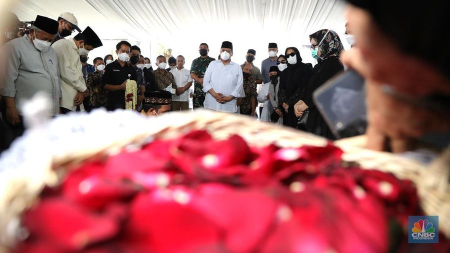 Sejumlah kerabat melayat (Alm) Ibunda Chairul Tanjung, Halimah di Jalan Teuku Umar, Menteng, Jakarta Pusat, Rabu (5/1/2022). Ibunda Chairul Tanjung meninggal dunia pukul 08.52 WIB dan akan dimakamkan di TPU Karet Bivak, Jakarta Pusat. CNBC Indonesia/ Muhammad Sabki)