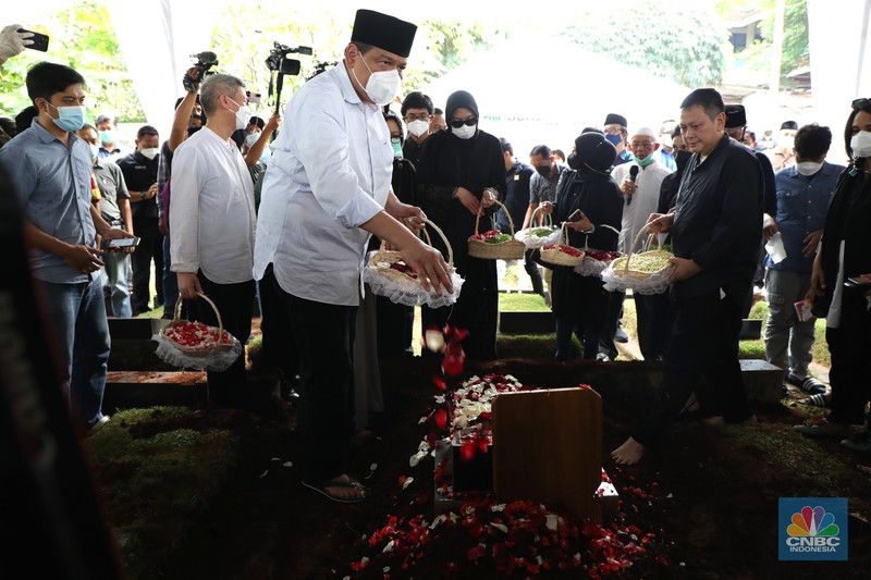 Sejumlah kerabat melayat (Alm) Ibunda Chairul Tanjung, Halimah di Jalan Teuku Umar, Menteng, Jakarta Pusat, Rabu (5/1/2022) Ibunda Chairul Tanjung meninggal dunia pukul 08.52 WIB dan akan dimakamkan di TPU Karet Bivak, Jakarta Pusat. Sejumlah kerabat melayat (Alm) Ibunda Chairul Tanjung, Halimah di Jalan Teuku Umar, Menteng, Jakarta Pusat, Rabu (5/1/2022). Ibunda Chairul Tanjung meninggal dunia pukul 08.52 WIB dan akan dimakamkan di TPU Karet Bivak, Jakarta Pusat. CNBC Indonesia/ Muhammad Sabki)