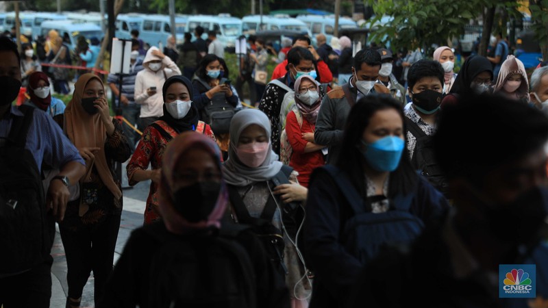 Sejumlah stasiun kereta rel listrik (KRL) Commuter Line tampak ramai dengan penumpang seiring penerapan 100 persen kapasitas dan Pemberlakuan Pembatasan Kegiatan Masyarakat (PPKM) level 2 di Jakarta. Berdasarkan pantauan CNBC Indonesia.com, Rabu (5/12) pukul 18.00 WIB, KRL jurusan TNn Abang-Serpong maupun Tn Abang-Bogor terisi hampir penuh ketika tiba di Stasiun Tn Abang. Dengan kapasitas gerbong yang kini dapat menampung hingga 100 persen, warga tampak berdiri berdesakan saat menunggu kereta. Pengguna KRL sulit menjaga. Beberapa calon penumpang yang mendapati KRL yang datang sudah penuh, tampak ragu-ragu untuk naik. Sebagian akhirnya memutuskan menunggu kereta berikutnya. Seperti diketahui Jakarta PPKM level 2 berlaku mulai hari ini (4/1). Pemerintah kembali memperpanjang aturan Pemberlakuan Pembatasan Kegiatan Masyarakat (PPKM) di Jawa Bali selama 2 pekan. (CNBC Indonesia/ Muhammad Sabki)