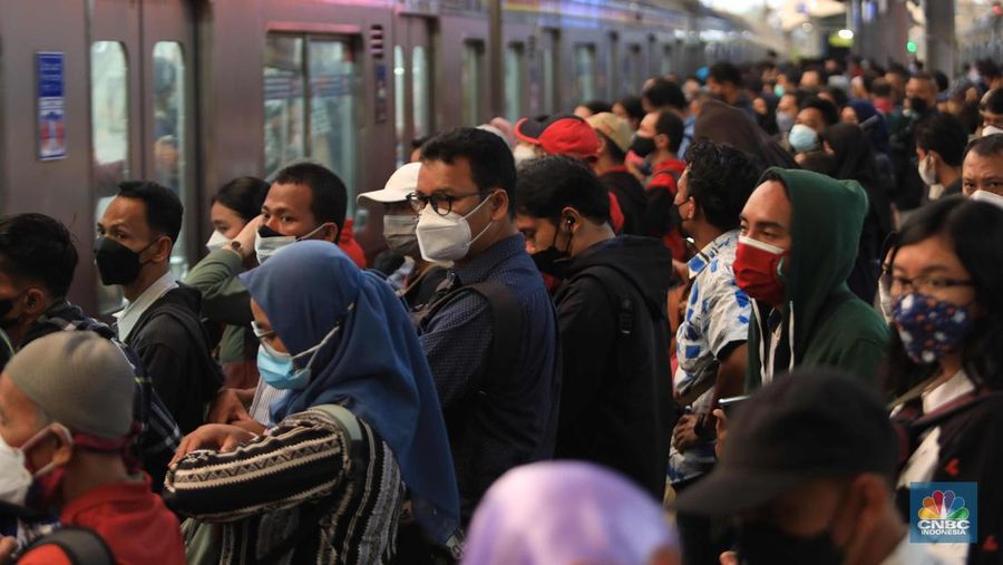 Suasana Penumpang KRL di Stasiun Tanah Abang, Jakarta, Rabu (5/1/2022).