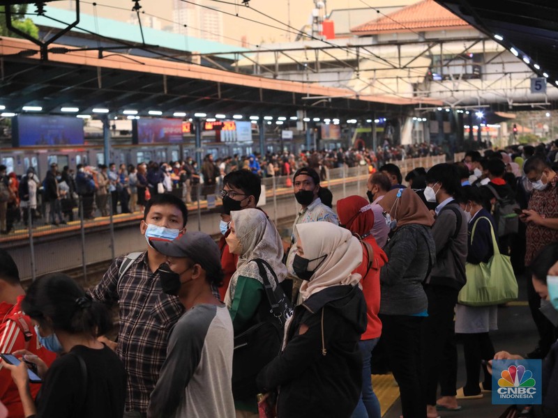 Sejumlah stasiun kereta rel listrik (KRL) Commuter Line tampak ramai dengan penumpang seiring penerapan 100 persen kapasitas dan Pemberlakuan Pembatasan Kegiatan Masyarakat (PPKM) level 2 di Jakarta. Berdasarkan pantauan CNBC Indonesia.com, Rabu (5/12) pukul 18.00 WIB, KRL jurusan TNn Abang-Serpong maupun Tn Abang-Bogor terisi hampir penuh ketika tiba di Stasiun Tn Abang. Dengan kapasitas gerbong yang kini dapat menampung hingga 100 persen, warga tampak berdiri berdesakan saat menunggu kereta. Pengguna KRL sulit menjaga. Beberapa calon penumpang yang mendapati KRL yang datang sudah penuh, tampak ragu-ragu untuk naik. Sebagian akhirnya memutuskan menunggu kereta berikutnya. Seperti diketahui Jakarta PPKM level 2 berlaku mulai hari ini (4/1). Pemerintah kembali memperpanjang aturan Pemberlakuan Pembatasan Kegiatan Masyarakat (PPKM) di Jawa Bali selama 2 pekan. (CNBC Indonesia/ Muhammad Sabki)