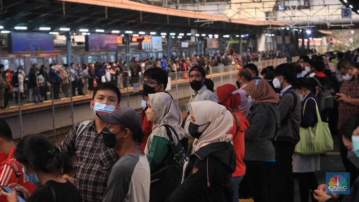 Suasana Penumpang KRL di Stasiun Tanah Abang, Jakarta, Rabu (5/1/2022). Sejumlah stasiun kereta rel listrik (KRL) Commuter Line tampak ramai dengan penumpang seiring penerapan 100 persen kapasitas dan Pemberlakuan Pembatasan Kegiatan Masyarakat (PPKM) level 2 di Jakarta. Berdasarkan pantauan CNBC Indonesia.com, Rabu (5/12) pukul 18.00 WIB, KRL jurusan TNn Abang-Serpong maupun Tn Abang-Bogor terisi hampir penuh ketika tiba di Stasiun Tn Abang. Dengan kapasitas gerbong yang kini dapat menampung hingga 100 persen, warga tampak berdiri berdesakan saat menunggu kereta. Pengguna KRL sulit menjaga. Beberapa calon penumpang yang mendapati KRL yang datang sudah penuh, tampak ragu-ragu untuk naik. Sebagian akhirnya memutuskan menunggu kereta berikutnya. Seperti diketahui Jakarta PPKM level 2 berlaku mulai hari ini (4/1). Pemerintah kembali memperpanjang aturan Pemberlakuan Pembatasan Kegiatan Masyarakat (PPKM) di Jawa Bali selama 2 pekan. (CNBC Indonesia/ Muhammad Sabki)