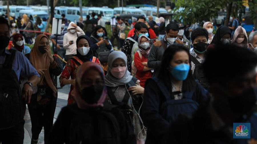Sejumlah stasiun kereta rel listrik (KRL) Commuter Line tampak ramai dengan penumpang seiring penerapan 100 persen kapasitas dan Pemberlakuan Pembatasan Kegiatan Masyarakat (PPKM) level 2 di Jakarta. Berdasarkan pantauan CNBC Indonesia.com, Rabu (5/12) pukul 18.00 WIB, KRL jurusan TNn Abang-Serpong maupun Tn Abang-Bogor terisi hampir penuh ketika tiba di Stasiun Tn Abang. Dengan kapasitas gerbong yang kini dapat menampung hingga 100 persen, warga tampak berdiri berdesakan saat menunggu kereta. Pengguna KRL sulit menjaga. Beberapa calon penumpang yang mendapati KRL yang datang sudah penuh, tampak ragu-ragu untuk naik. Sebagian akhirnya memutuskan menunggu kereta berikutnya. Seperti diketahui Jakarta PPKM level 2 berlaku mulai hari ini (4/1). Pemerintah kembali memperpanjang aturan Pemberlakuan Pembatasan Kegiatan Masyarakat (PPKM) di Jawa Bali selama 2 pekan. (CNBC Indonesia/ Muhammad Sabki)