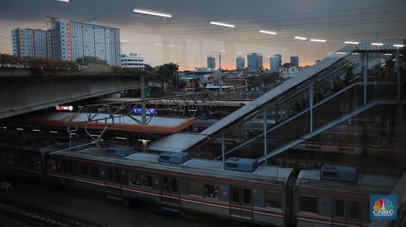 Suasana Penumpang KRL di Stasiun Tanah Abang, Jakarta, Rabu (5/1/2022). Sejumlah stasiun kereta rel listrik (KRL) Commuter Line tampak ramai dengan penumpang seiring penerapan 100 persen kapasitas dan Pemberlakuan Pembatasan Kegiatan Masyarakat (PPKM) level 2 di Jakarta. Berdasarkan pantauan CNBC Indonesia.com, Rabu (5/12) pukul 18.00 WIB, KRL jurusan TNn Abang-Serpong maupun Tn Abang-Bogor terisi hampir penuh ketika tiba di Stasiun Tn Abang. Dengan kapasitas gerbong yang kini dapat menampung hingga 100 persen, warga tampak berdiri berdesakan saat menunggu kereta. Pengguna KRL sulit menjaga. Beberapa calon penumpang yang mendapati KRL yang datang sudah penuh, tampak ragu-ragu untuk naik. Sebagian akhirnya memutuskan menunggu kereta berikutnya. Seperti diketahui Jakarta PPKM level 2 berlaku mulai hari ini (4/1). Pemerintah kembali memperpanjang aturan Pemberlakuan Pembatasan Kegiatan Masyarakat (PPKM) di Jawa Bali selama 2 pekan. (CNBC Indonesia/ Muhammad Sabki)