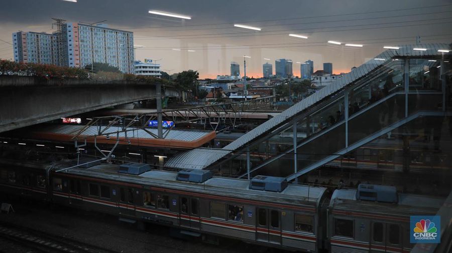 Sejumlah stasiun kereta rel listrik (KRL) Commuter Line tampak ramai dengan penumpang seiring penerapan 100 persen kapasitas dan Pemberlakuan Pembatasan Kegiatan Masyarakat (PPKM) level 2 di Jakarta. Berdasarkan pantauan CNBC Indonesia.com, Rabu (5/12) pukul 18.00 WIB, KRL jurusan TNn Abang-Serpong maupun Tn Abang-Bogor terisi hampir penuh ketika tiba di Stasiun Tn Abang. Dengan kapasitas gerbong yang kini dapat menampung hingga 100 persen, warga tampak berdiri berdesakan saat menunggu kereta. Pengguna KRL sulit menjaga. Beberapa calon penumpang yang mendapati KRL yang datang sudah penuh, tampak ragu-ragu untuk naik. Sebagian akhirnya memutuskan menunggu kereta berikutnya. Seperti diketahui Jakarta PPKM level 2 berlaku mulai hari ini (4/1). Pemerintah kembali memperpanjang aturan Pemberlakuan Pembatasan Kegiatan Masyarakat (PPKM) di Jawa Bali selama 2 pekan. (CNBC Indonesia/ Muhammad Sabki)