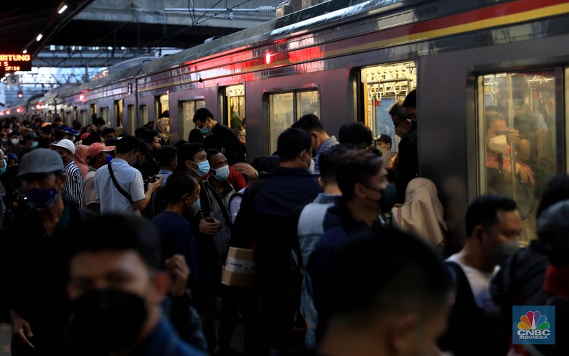 Suasana Penumpang KRL di Stasiun Tanah Abang, Jakarta, Rabu (5/1/2022). Sejumlah stasiun kereta rel listrik (KRL) Commuter Line tampak ramai dengan penumpang seiring penerapan 100 persen kapasitas dan Pemberlakuan Pembatasan Kegiatan Masyarakat (PPKM) level 2 di Jakarta. Berdasarkan pantauan CNBC Indonesia.com, Rabu (5/12) pukul 18.00 WIB, KRL jurusan TNn Abang-Serpong maupun Tn Abang-Bogor terisi hampir penuh ketika tiba di Stasiun Tn Abang. Dengan kapasitas gerbong yang kini dapat menampung hingga 100 persen, warga tampak berdiri berdesakan saat menunggu kereta. Pengguna KRL sulit menjaga. Beberapa calon penumpang yang mendapati KRL yang datang sudah penuh, tampak ragu-ragu untuk naik. Sebagian akhirnya memutuskan menunggu kereta berikutnya. Seperti diketahui Jakarta PPKM level 2 berlaku mulai hari ini (4/1). Pemerintah kembali memperpanjang aturan Pemberlakuan Pembatasan Kegiatan Masyarakat (PPKM) di Jawa Bali selama 2 pekan. (CNBC Indonesia/ Muhammad Sabki)