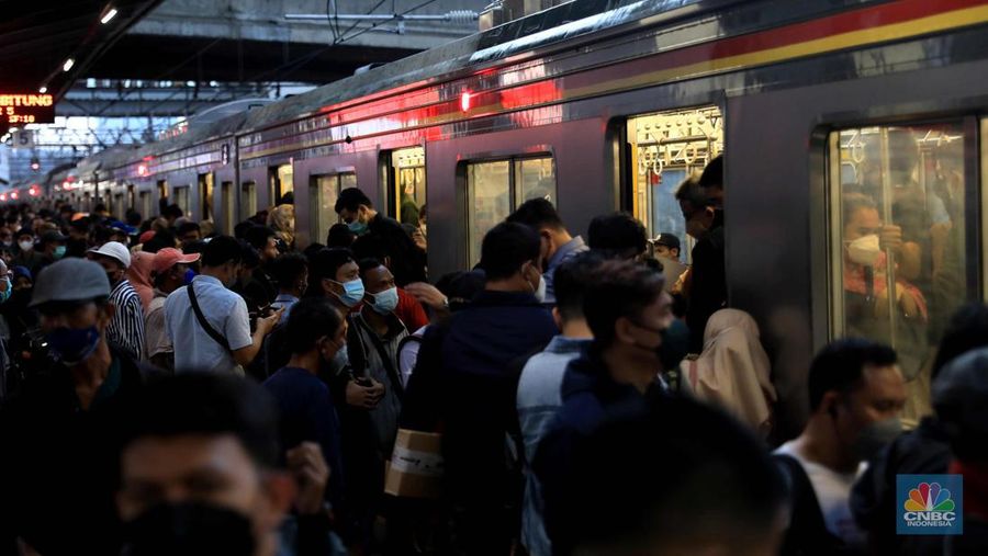 Sejumlah stasiun kereta rel listrik (KRL) Commuter Line tampak ramai dengan penumpang seiring penerapan 100 persen kapasitas dan Pemberlakuan Pembatasan Kegiatan Masyarakat (PPKM) level 2 di Jakarta. Berdasarkan pantauan CNBC Indonesia.com, Rabu (5/12) pukul 18.00 WIB, KRL jurusan TNn Abang-Serpong maupun Tn Abang-Bogor terisi hampir penuh ketika tiba di Stasiun Tn Abang. Dengan kapasitas gerbong yang kini dapat menampung hingga 100 persen, warga tampak berdiri berdesakan saat menunggu kereta. Pengguna KRL sulit menjaga. Beberapa calon penumpang yang mendapati KRL yang datang sudah penuh, tampak ragu-ragu untuk naik. Sebagian akhirnya memutuskan menunggu kereta berikutnya. Seperti diketahui Jakarta PPKM level 2 berlaku mulai hari ini (4/1). Pemerintah kembali memperpanjang aturan Pemberlakuan Pembatasan Kegiatan Masyarakat (PPKM) di Jawa Bali selama 2 pekan. (CNBC Indonesia/ Muhammad Sabki)